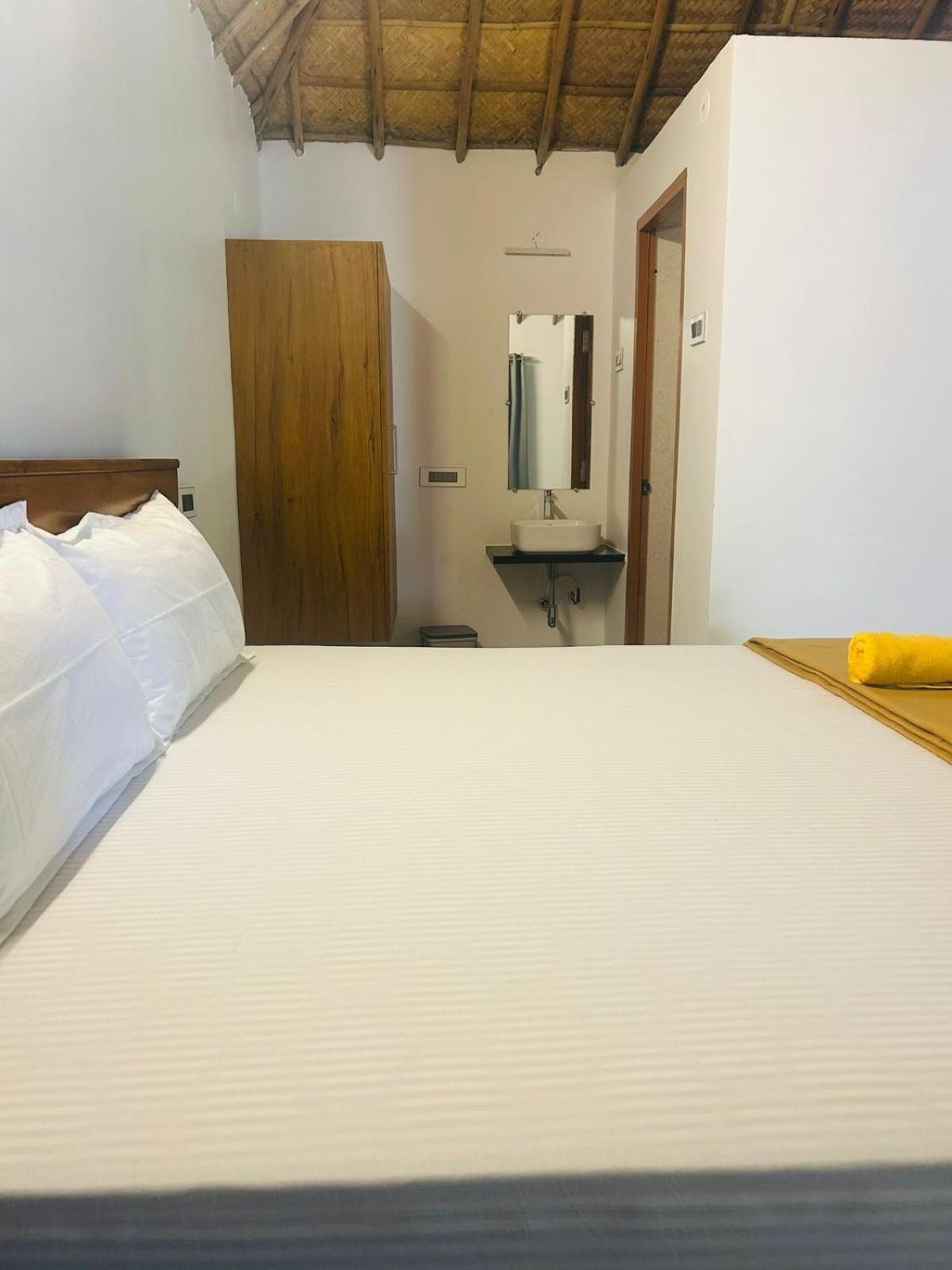 Hampi Village Resort & Tutti Cafe Экстерьер фото